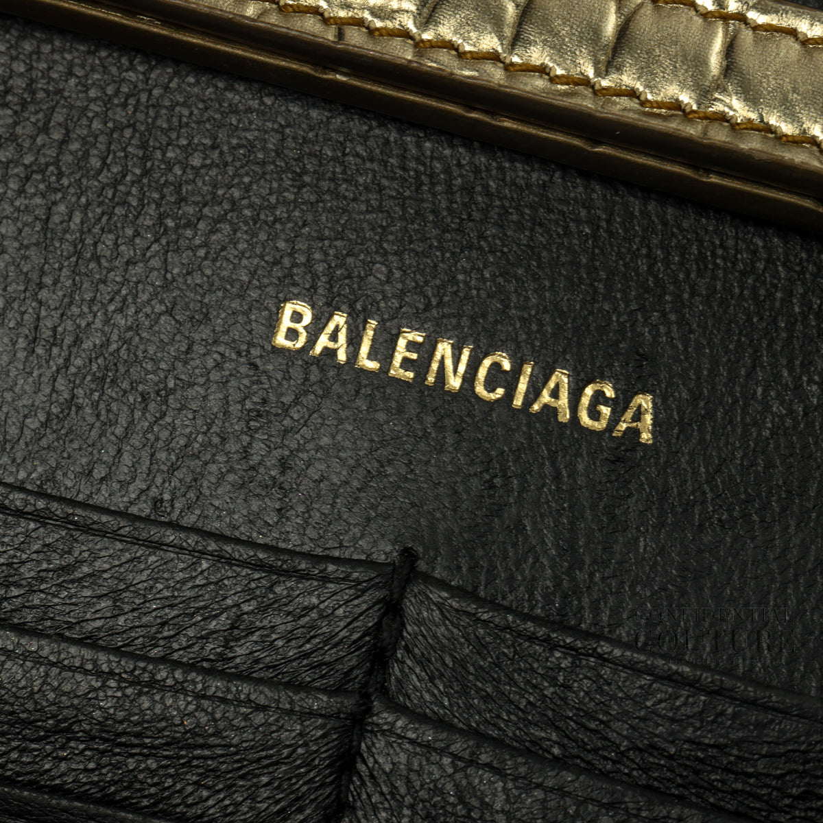 Croc-Embossed Hourglass Wallet On Chain in Gold