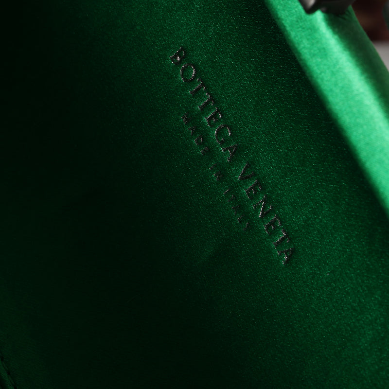 Knot padded Intrecciato Leather Clutch - Emerald Green